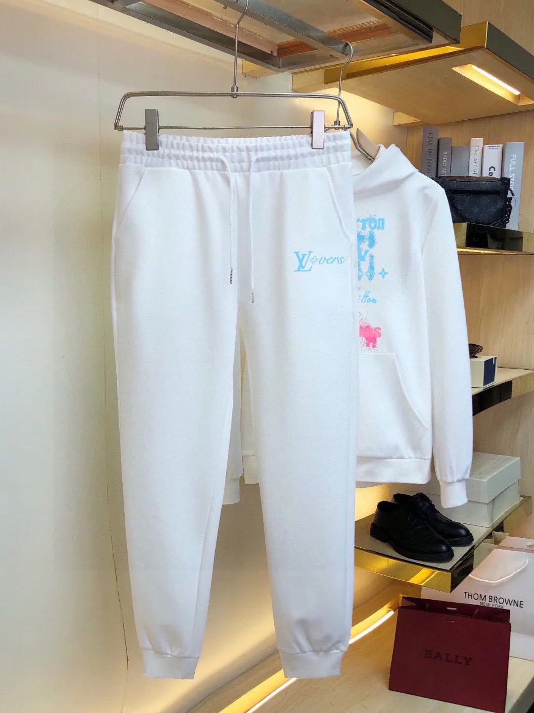 🅿️400 [LV Louis Vuitton] (Fat Man Gospel) hot-selling suit is coming. Focus on the original version of the official website. 2025 new hot-selling cardigan sweater suit. The original order is the best. 🇭🇰The meticulous work of top designers is dedicated to a fitting and perfect upper body effect. 100% natural high-quality Roman cotton, close-fitting comfort, noble and elegant! Original hardware embodies elegance and nobility! Counter size: M-5XL (maximum wear up to 220 pounds)
